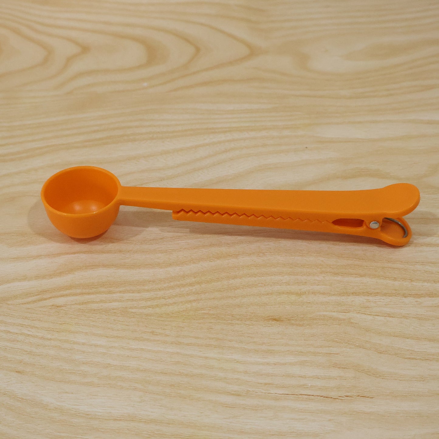 Multipurpose Plastic Kitchen Clamp 2 In 1 Measuring Scoop Bag Clip (1 Pc)