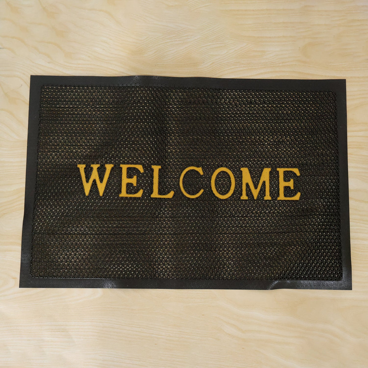 Wukusy welcome door mat with textured mesh, 57x37.5 cm, designed for home entrance, features a friendly greeting text.