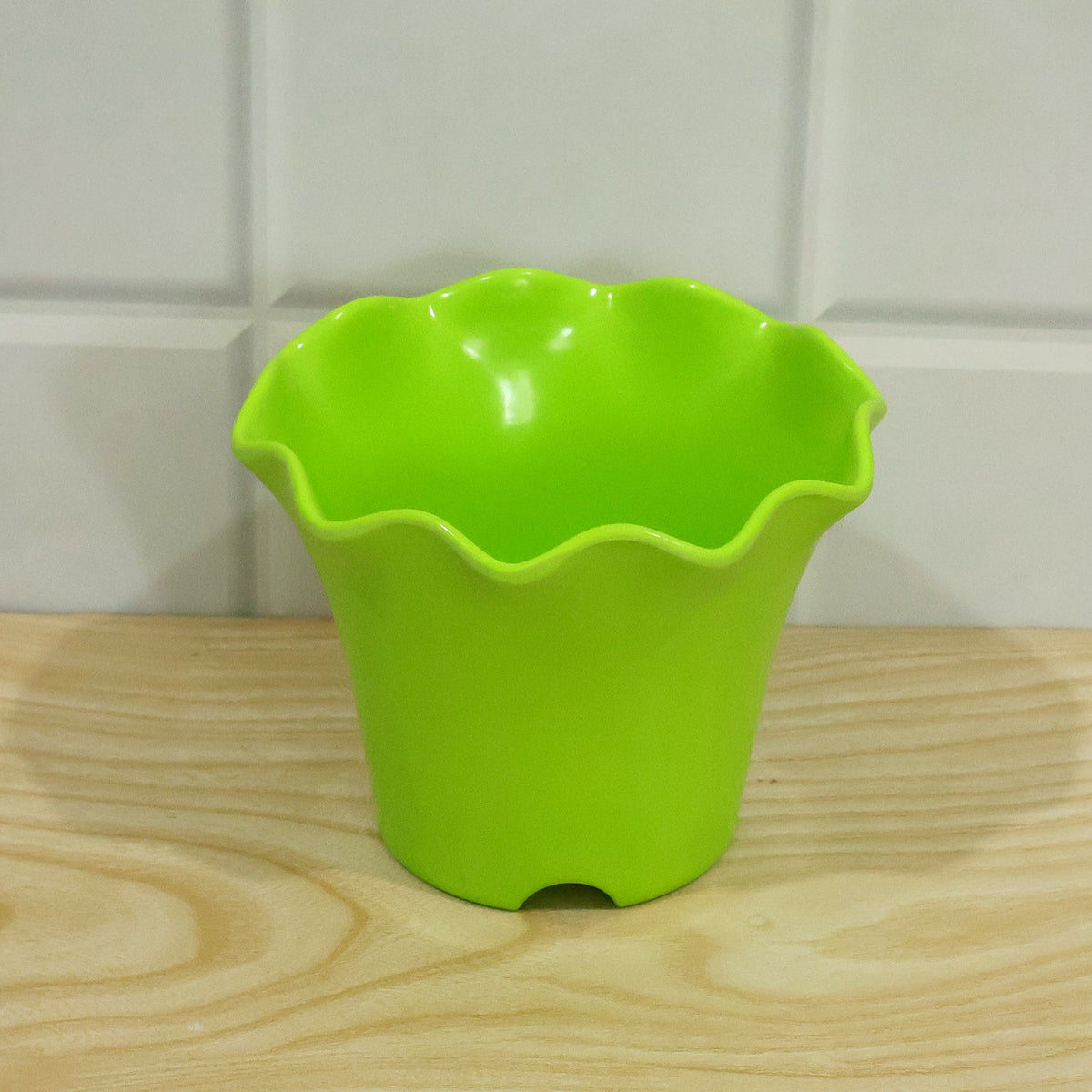 Decorative Plastic Flower Pot Planter With Wavy Rim For Home Garden (1 Pc)