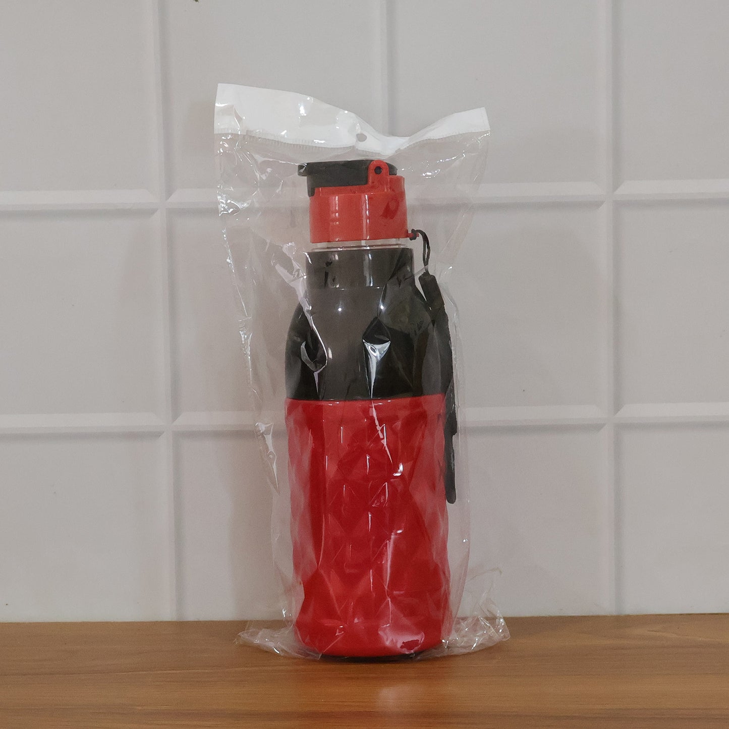 Wukusy plastic sports water bottle, 1000 ml capacity, clear with a black screw-on lid, designed for active hydration.
