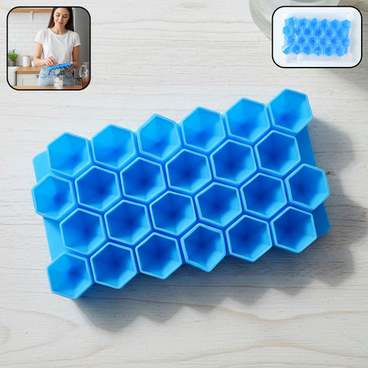 Flexible silicone diamond-shaped ice cube tray by Wukusy with 12 ice molds in a close-up view