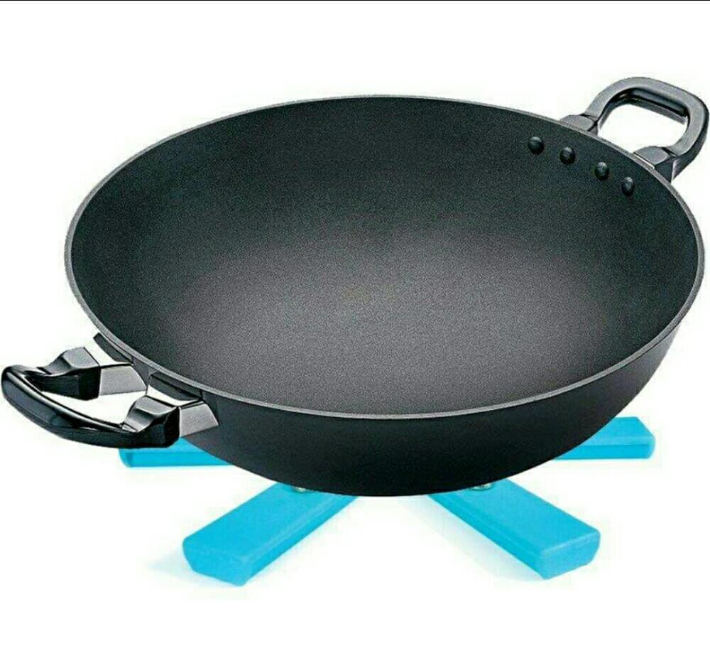 Foldable Wukusy heat-resistant kitchen hotmat with non-slip surface, ideal for protecting countertops from hot cookware.