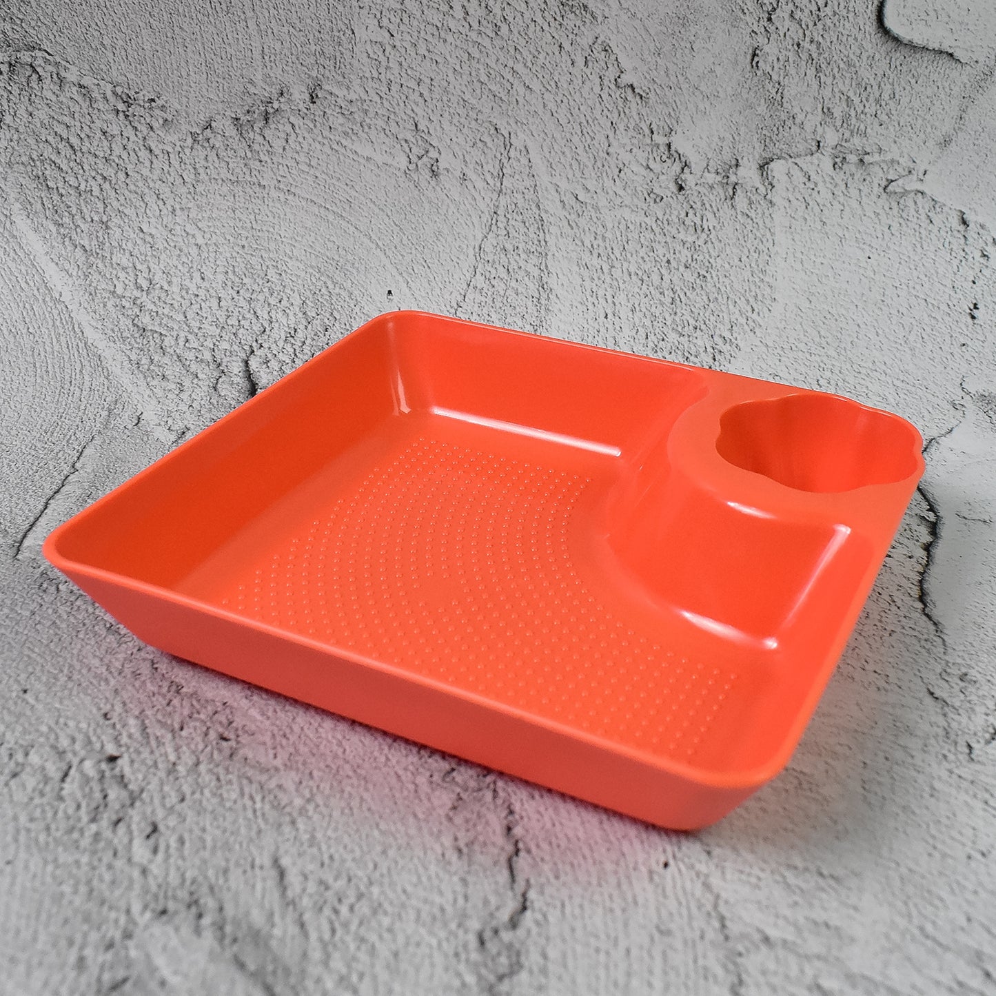 Wukusy plastic round plates with dipping saucer for serving snacks or appetizers, 18 cm diameter, 1 piece.