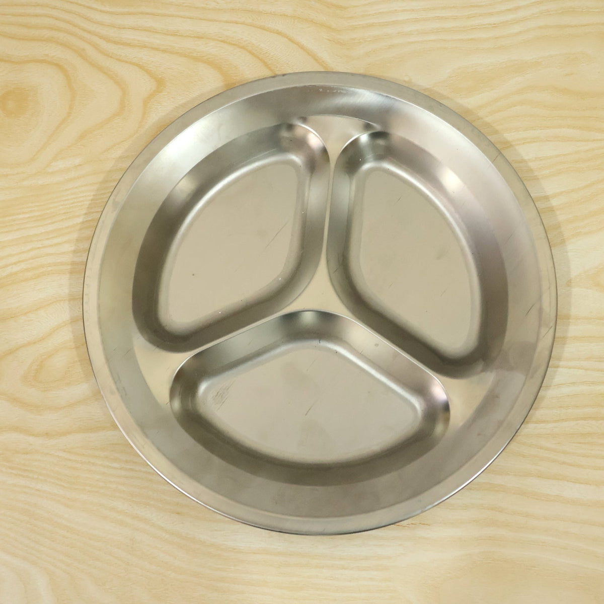 Wukusy stainless steel 3-compartment plate for meals and snacks, 25.5x25.5 cm, showing divided sections and shiny surface.