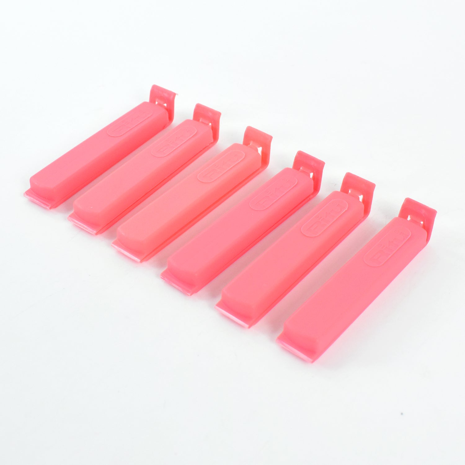 Wukusy Ritu 18-piece plastic pouch sealer clip set with colorful clips for sealing and organizing food pouches.
