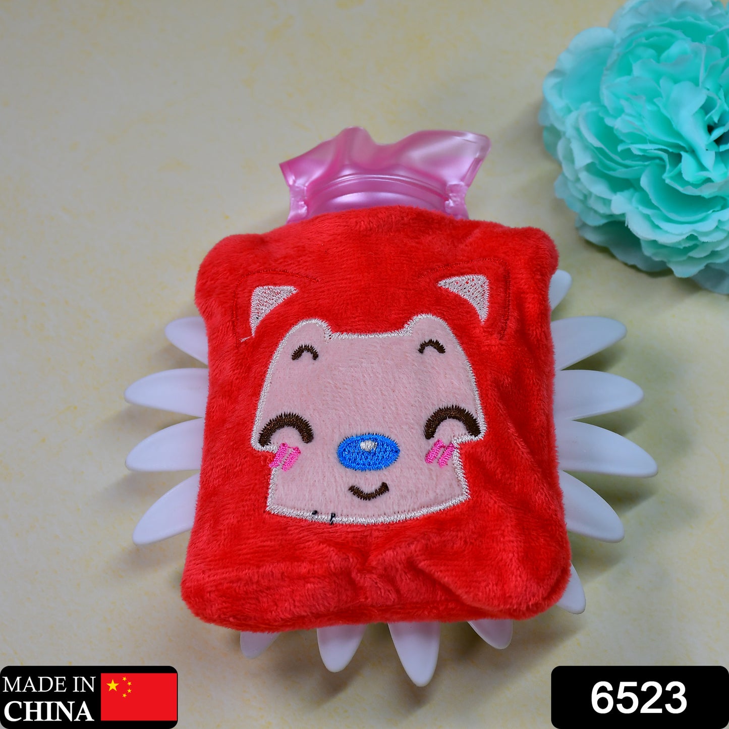 Pink cat-shaped hot water bag with cover by Wukusy, used for pain relief and warming neck, shoulders, hands, feet, and menstrual cramps.