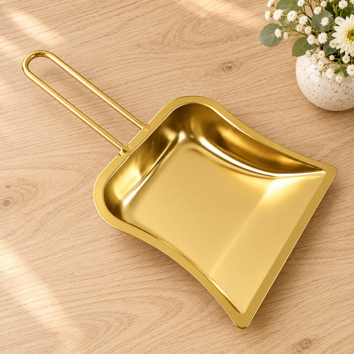 Wukusy metal dustpan with loop handle for floor cleaning, 28x16 cm, durable metal construction for everyday use.