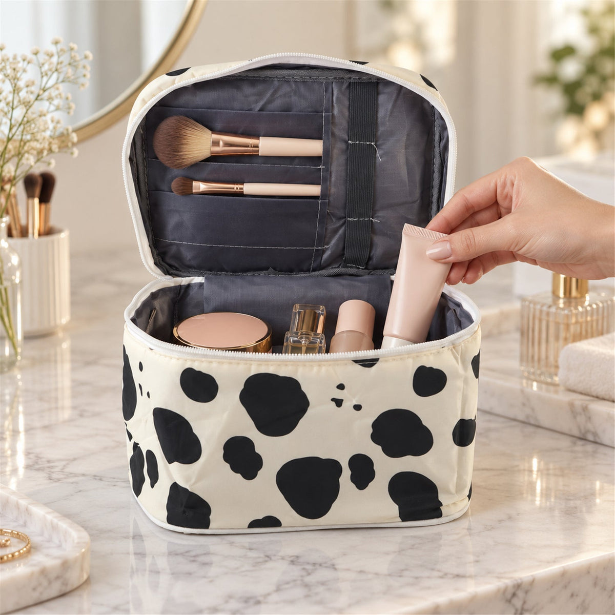 Wukusy spotted makeup zipper pouch with carry handle, ideal for travel organization, measuring 24x15 cm, featuring a stylish spotted design.