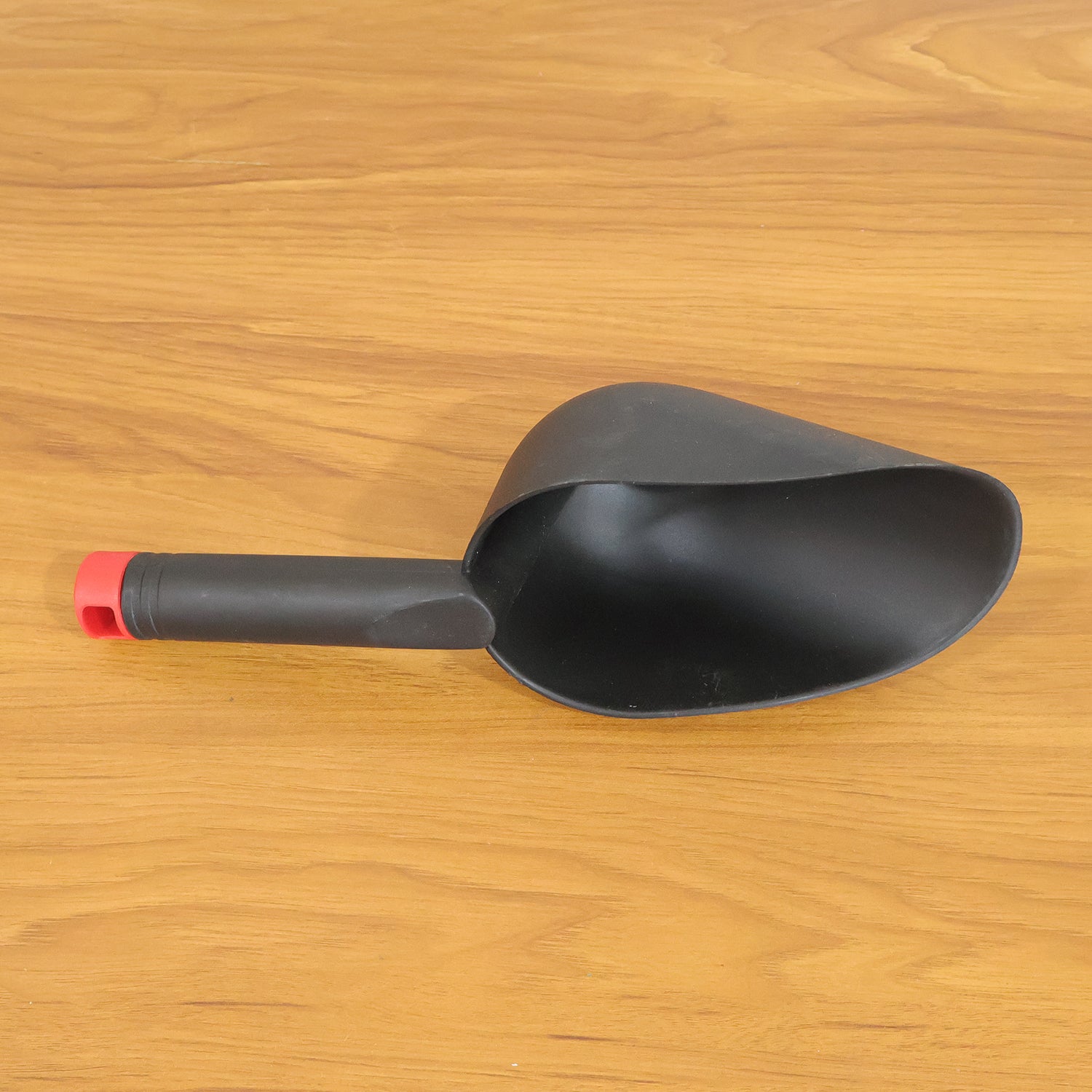 Wukusy heavy duty plastic garden hand trowel with ergonomic handle, ideal for planting and digging in the garden.