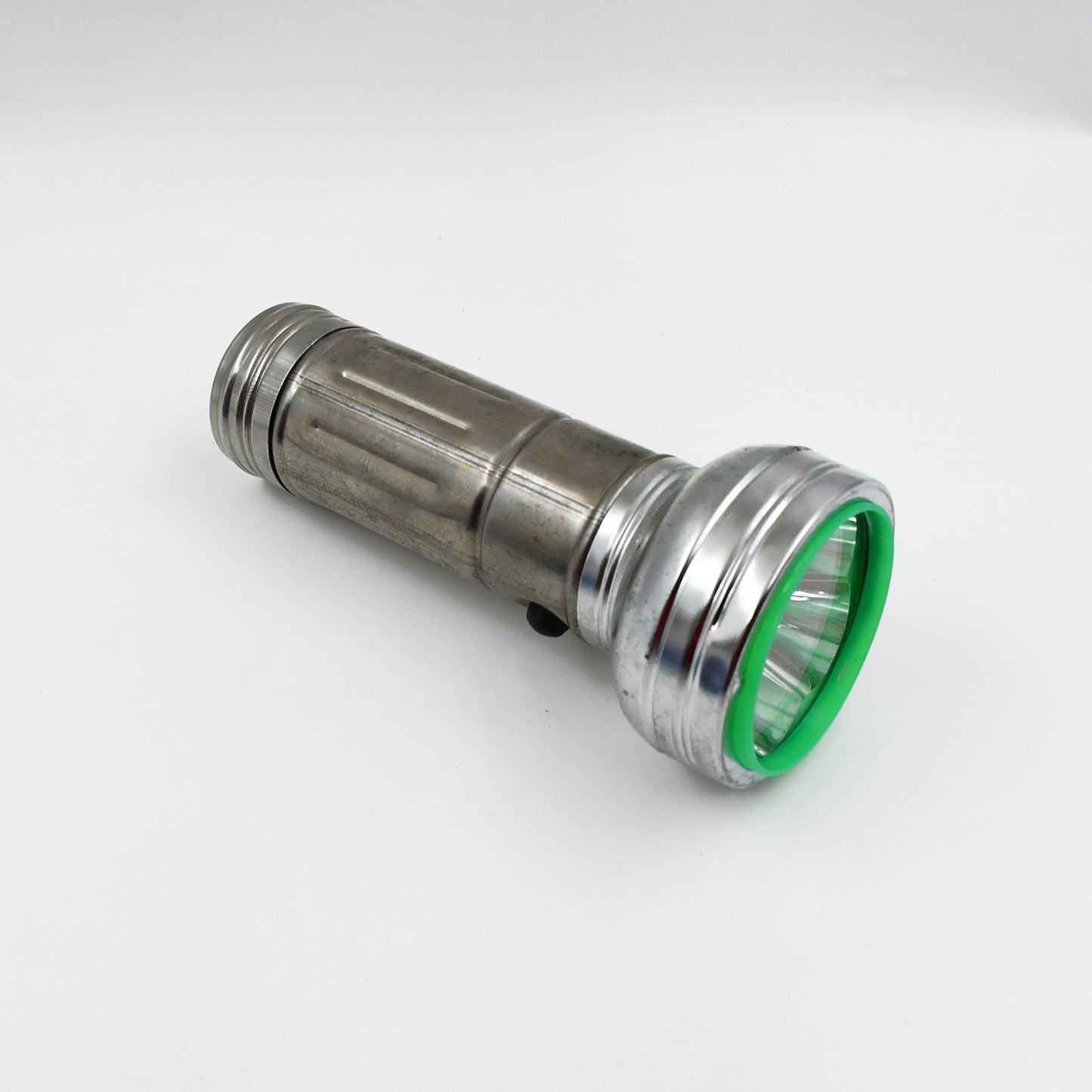 Wukusy 8553 nostalgic outdoor portable iron flashlight with simple vintage design for home improvement and outdoor use