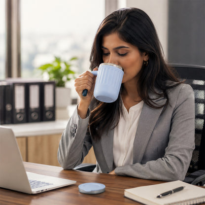 Wukusy Apex Office Mug 400ml with handle, lid, and steel rim, suitable for coffee or tea, shown with a close-up of the mug.
