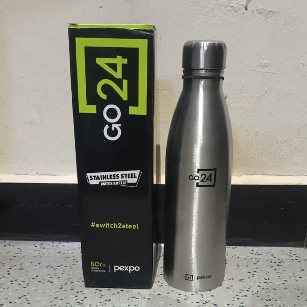 Wukusy stainless steel water bottle with screw cap, 1000ml capacity, suitable for office and travel, shown with sleek design