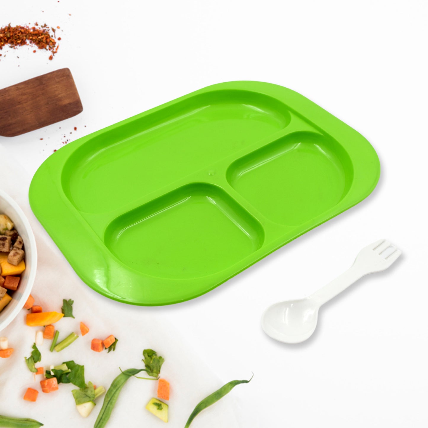 Wukusy biodegradable plastic food plate with 3 compartments and spoon, square design, reusable, BPA-free for snacks, kids, outdoor use.