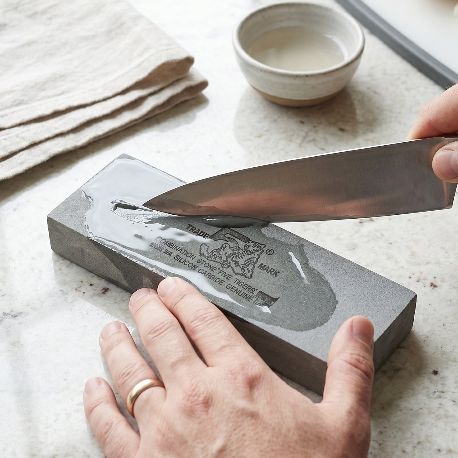 Wukusy B Grade silicon carbide combination knife sharpening stone with dual grit surfaces for honing and sharpening knives.
