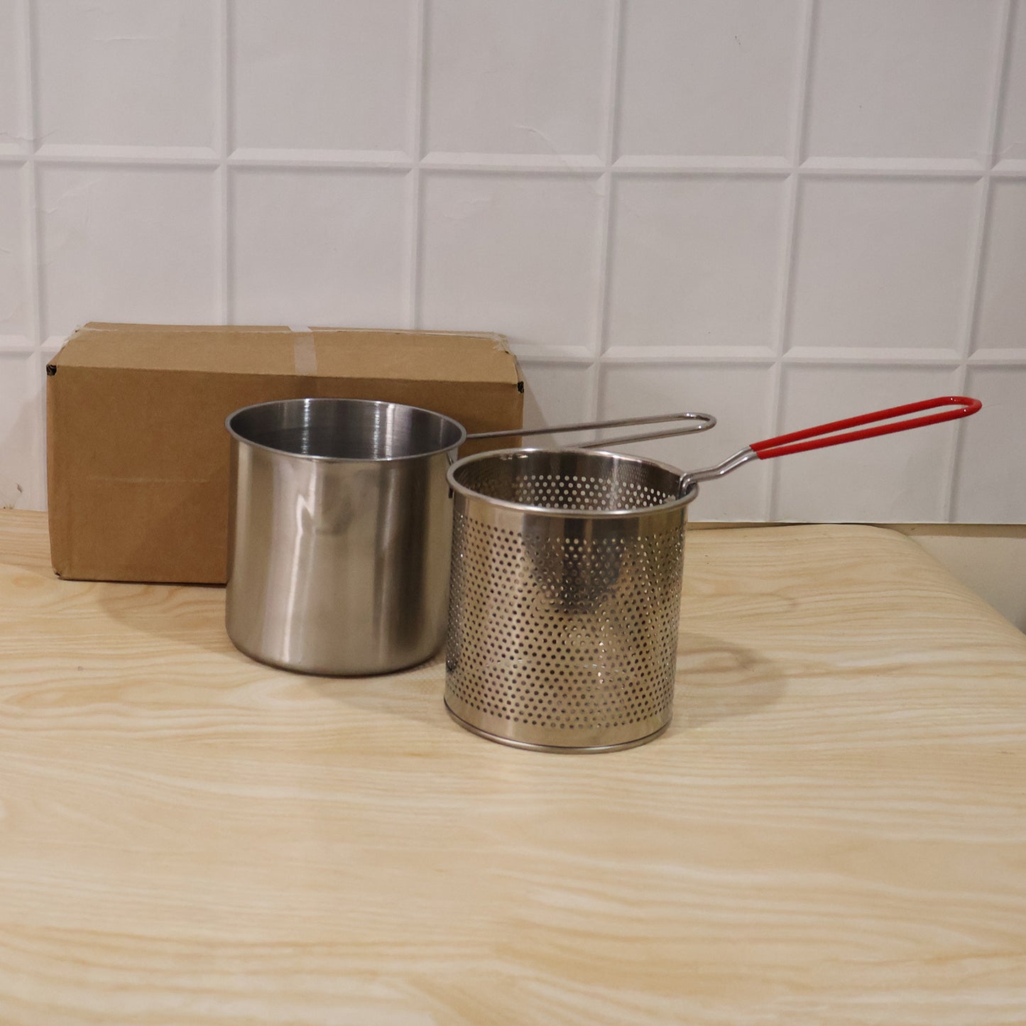 Wukusy stainless steel deep frying pot with strainer basket set for kitchen cooking, featuring a sturdy pot and removable basket.