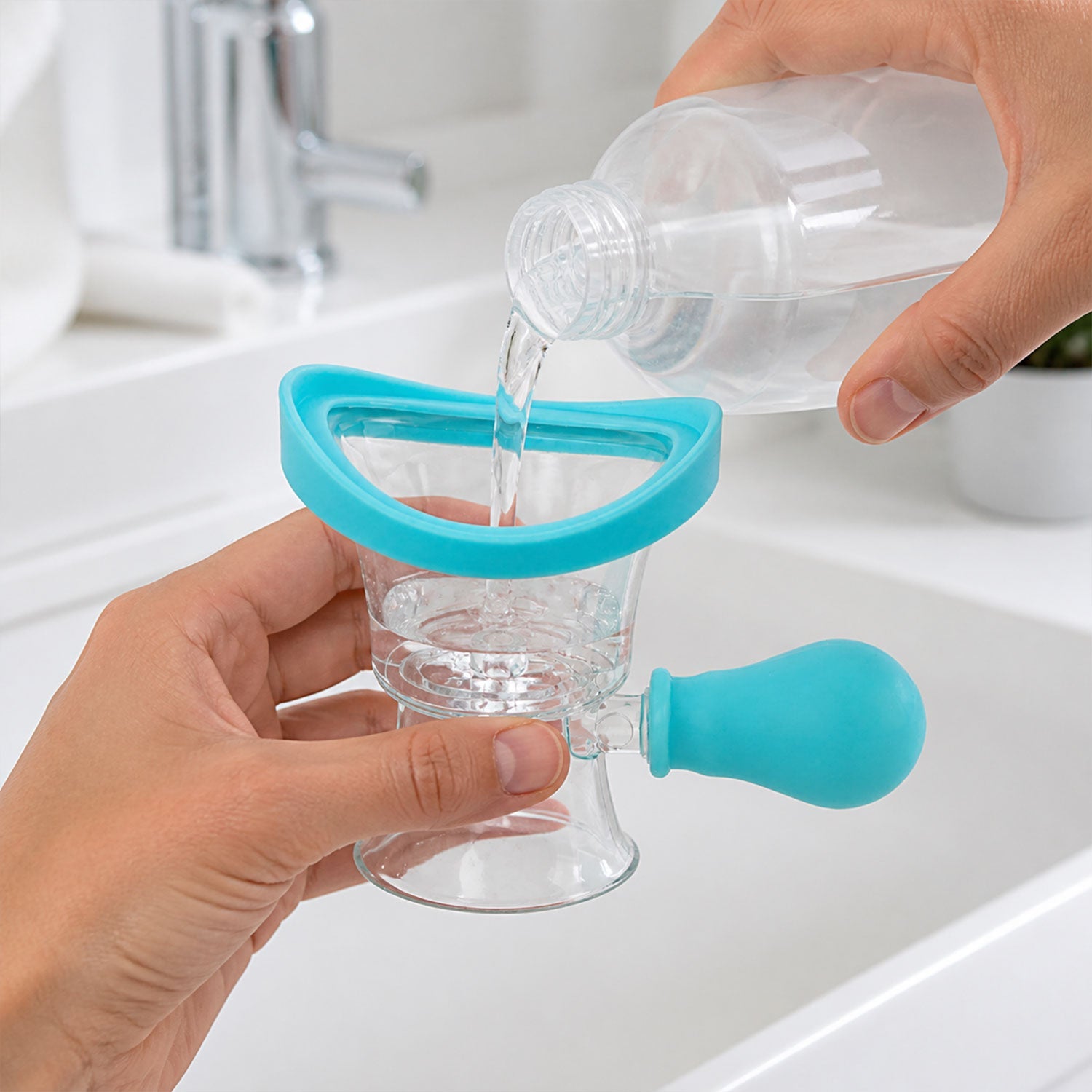 Manual Air Pressure Eye Cleaning Cup With Soft Seal (1 Pc)