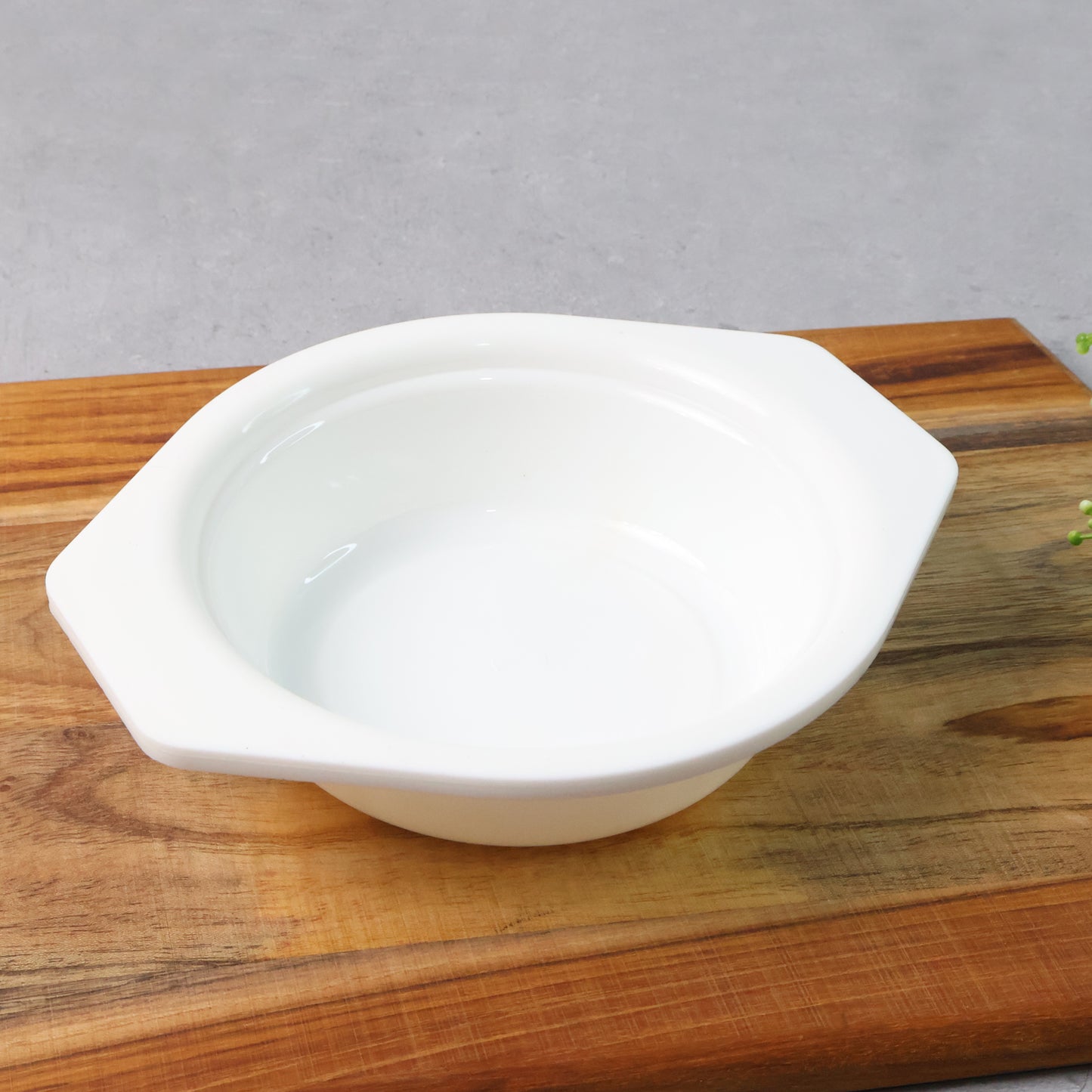 Wukusy premium plastic mixing bowl with easy-grip side tabs, ideal for home kitchen use, showing the bowl's sturdy design and handles.
