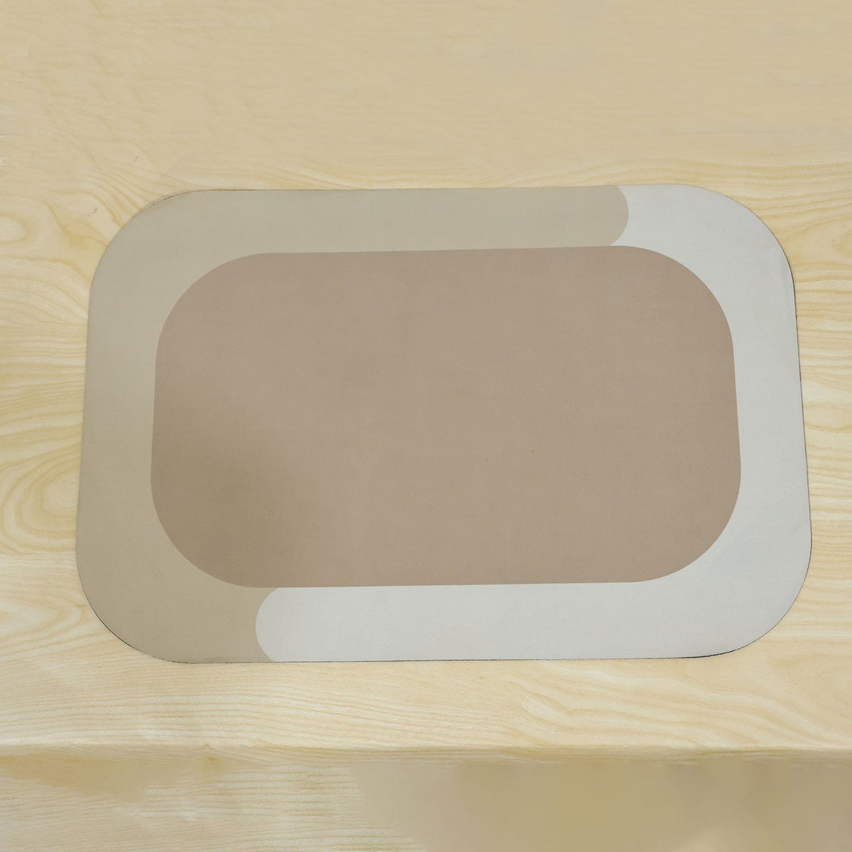 Wukusy decorative bathroom floor mat with soft top surface and border, 59x40 cm, featuring plush, absorbent material for comfort.