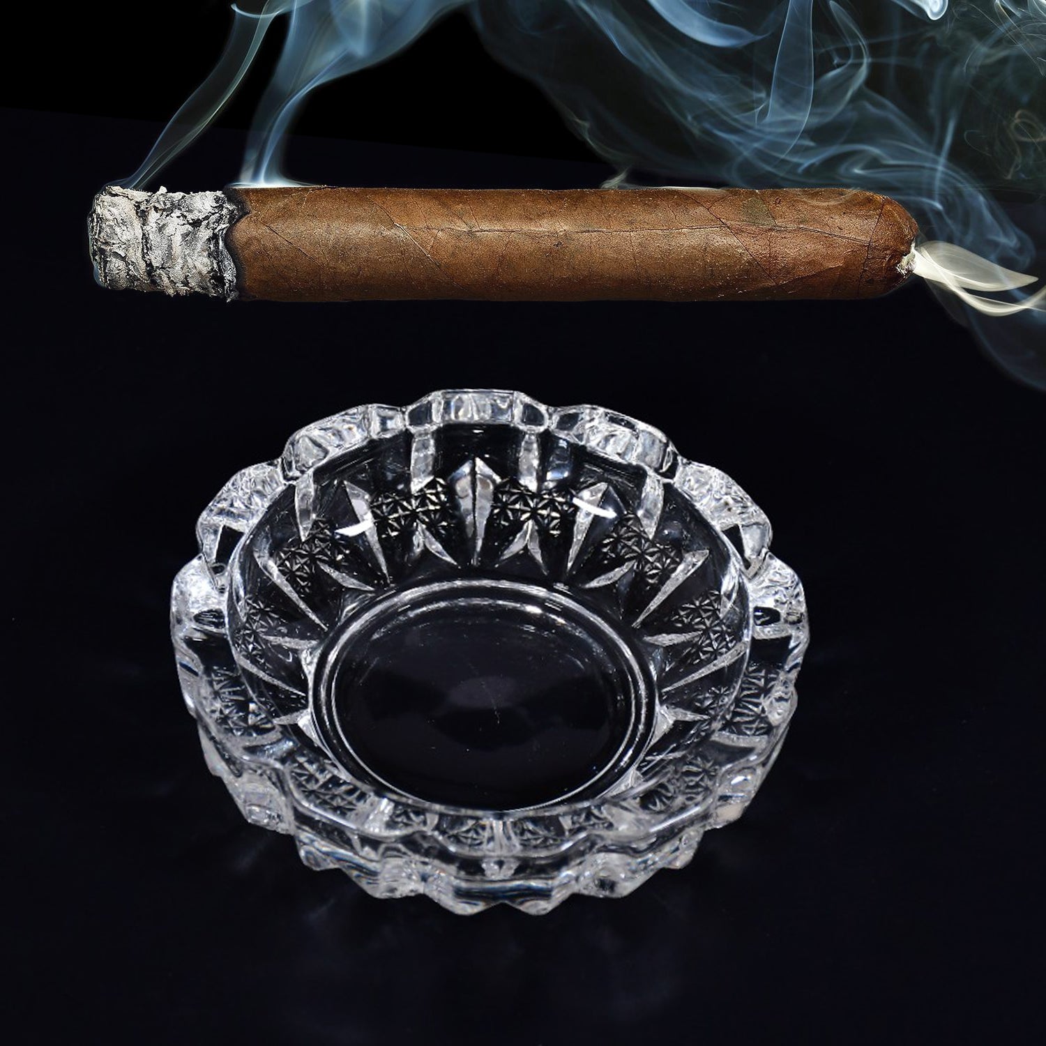Wukusy Paricutin glass crystal cigar ashtray, round tabletop design, ideal for home or outdoor decor and indoor use.