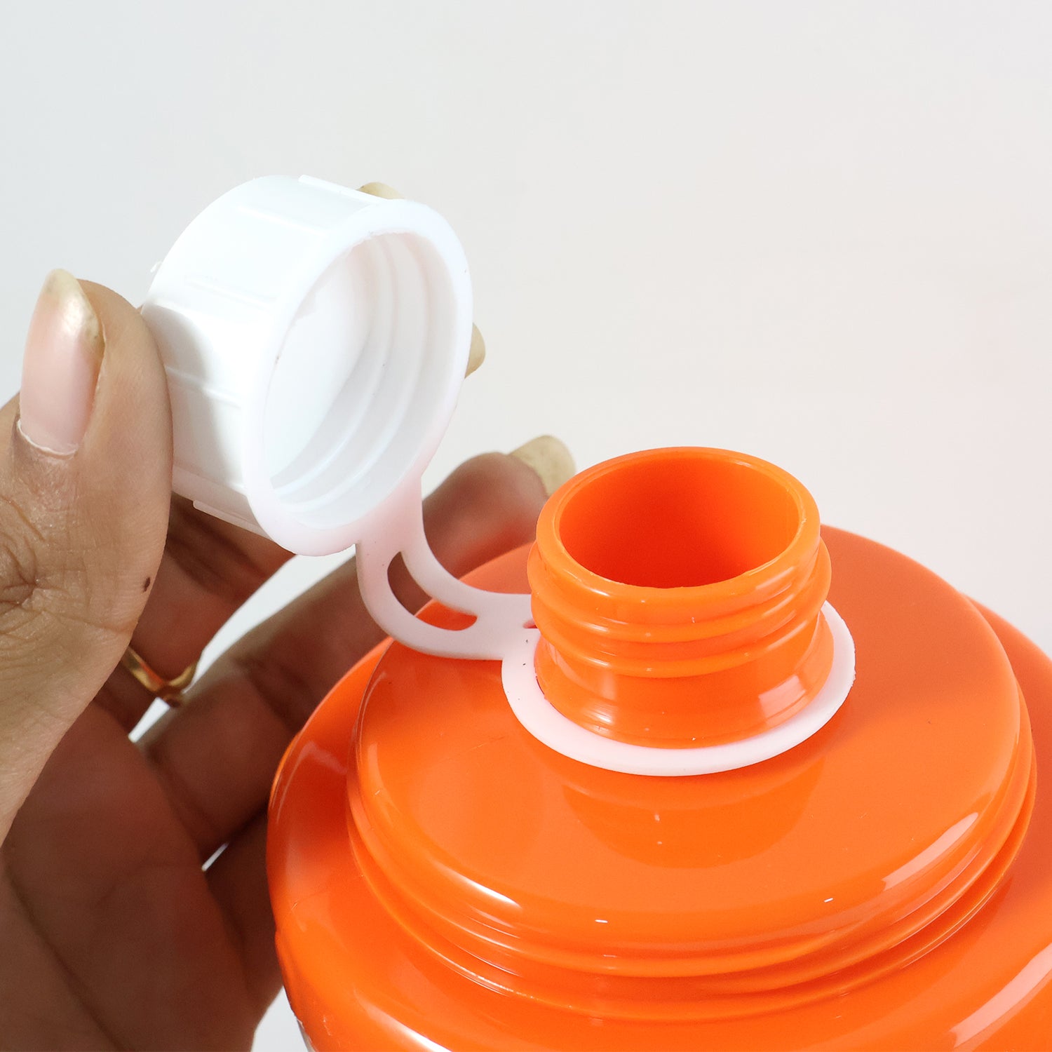 Wukusy cartoon printed plastic cup with lid, 350ml capacity, featuring colorful character design on a clear plastic cup.