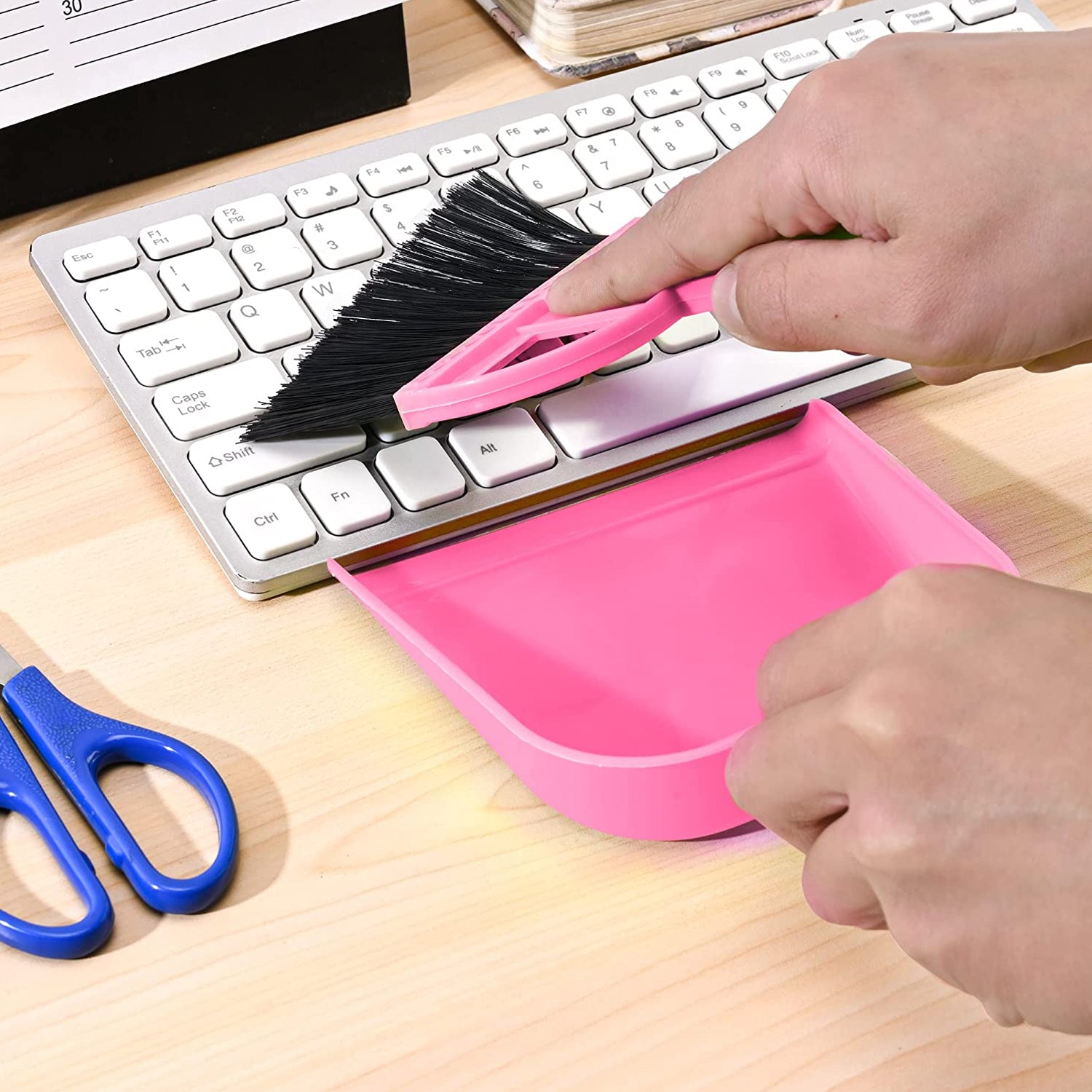 Wukusy 7618 Dustpan and broom set for home cleaning, featuring a large dustpan and brush for multipurpose cleaning tasks