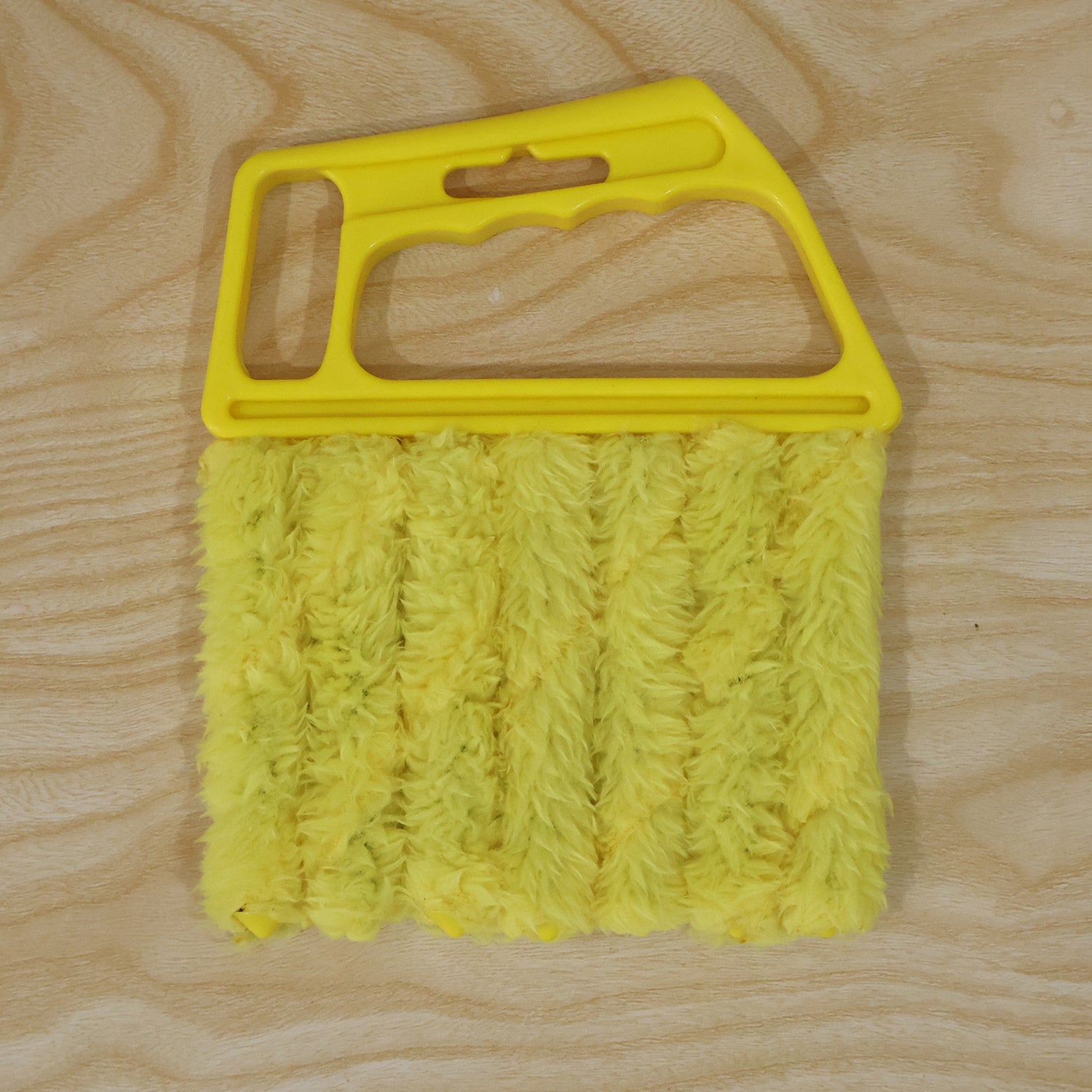 Wukusy microfiber blind cleaner duster brush for window blinds and AC vents, showing the brush with soft microfiber bristles.