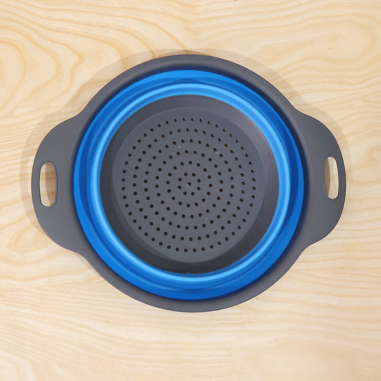 Wukusy foldable silicone kitchen strainer with handles, space-saving drainer for washing and draining food in the kitchen.