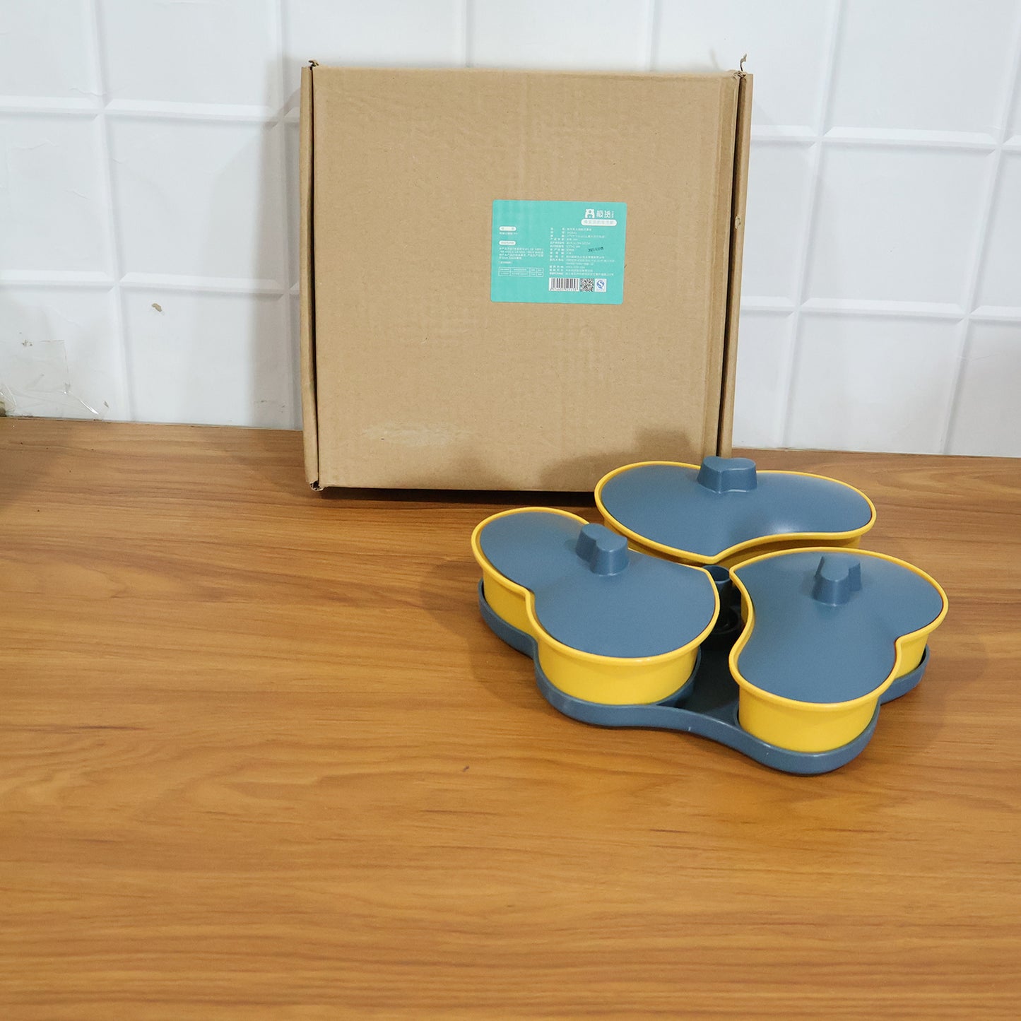 Multipurpose 3 Section Snack Serving Tray With Lid (1 Pc)