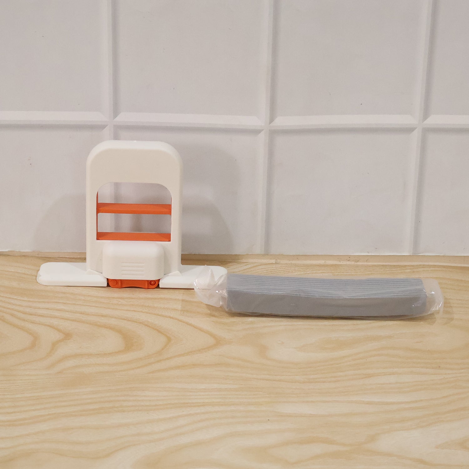 Wukusy handheld mini sponge mop for kitchen counters and glass cleaning, featuring a compact design and absorbent sponge.