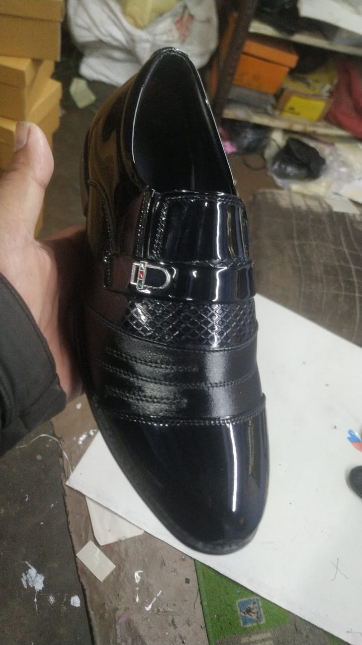 Men Shinning Black Slip On Formal Shoes - Size = 6