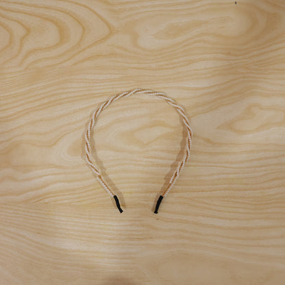 Elegant pearl design hairband by Wukusy featuring a classic style with white pearls on a sleek band.