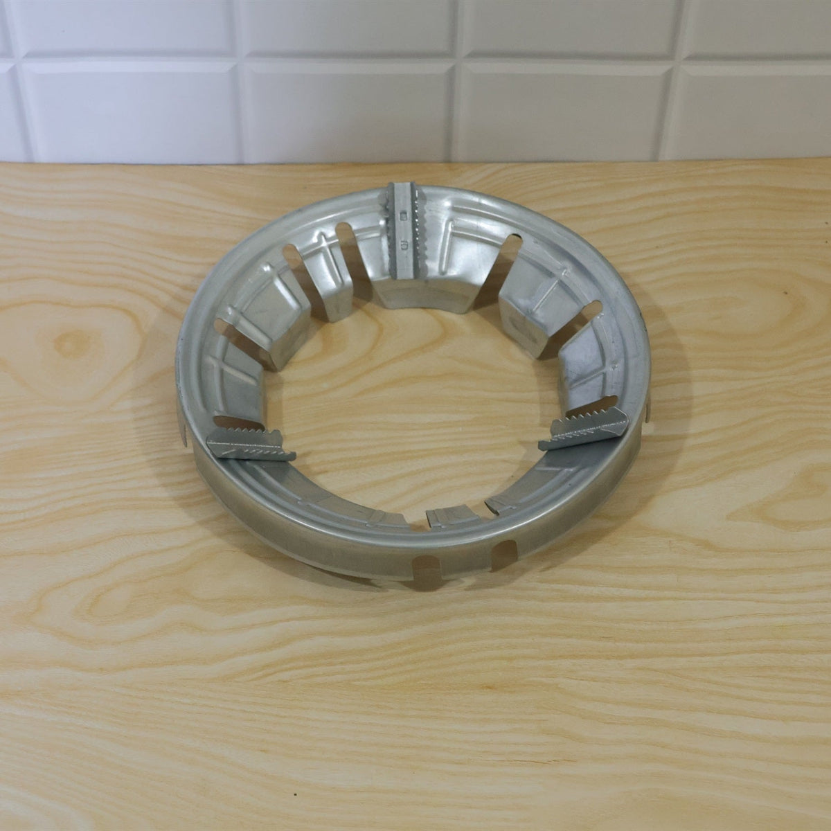 Wukusy gas stove burner stand with windproof energy-saving ring and pan support for stable cooking.
