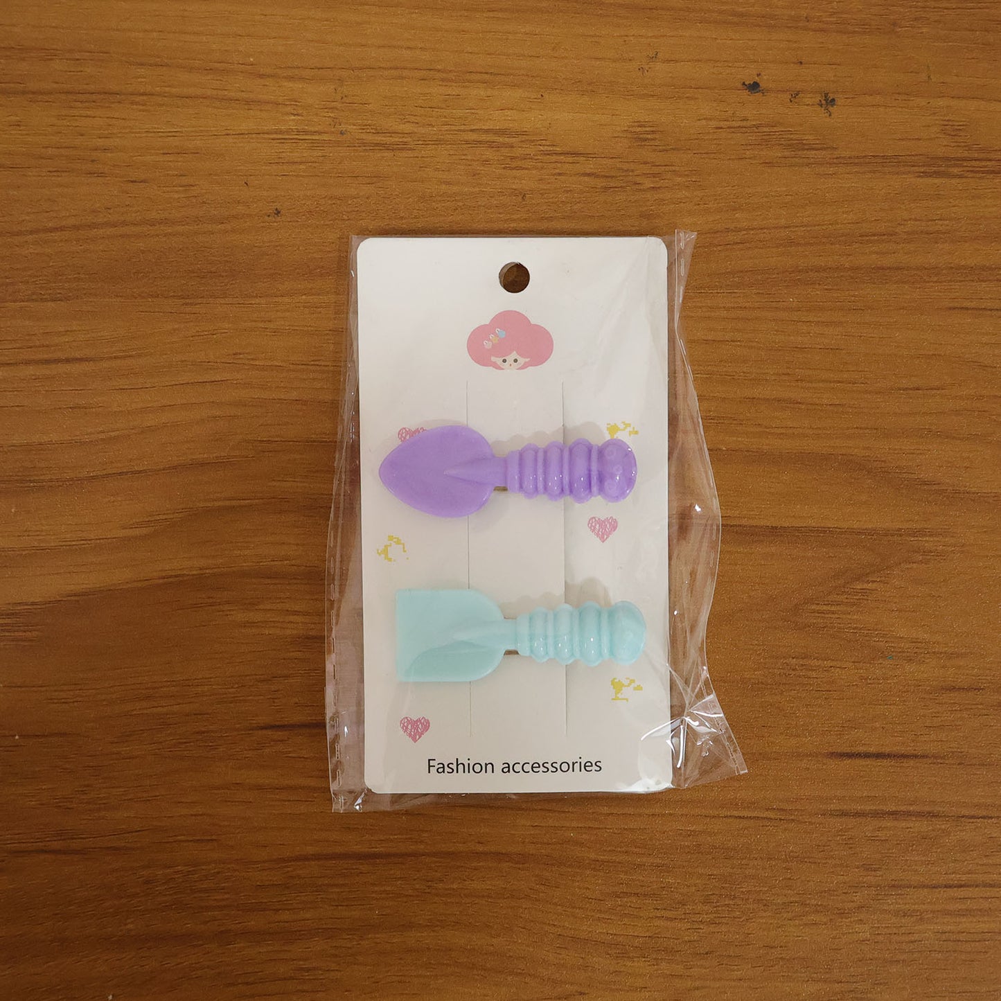 Pair of Wukusy mini spade leaf shape hair clips, cute and stylish 2-piece set for hair accessories.