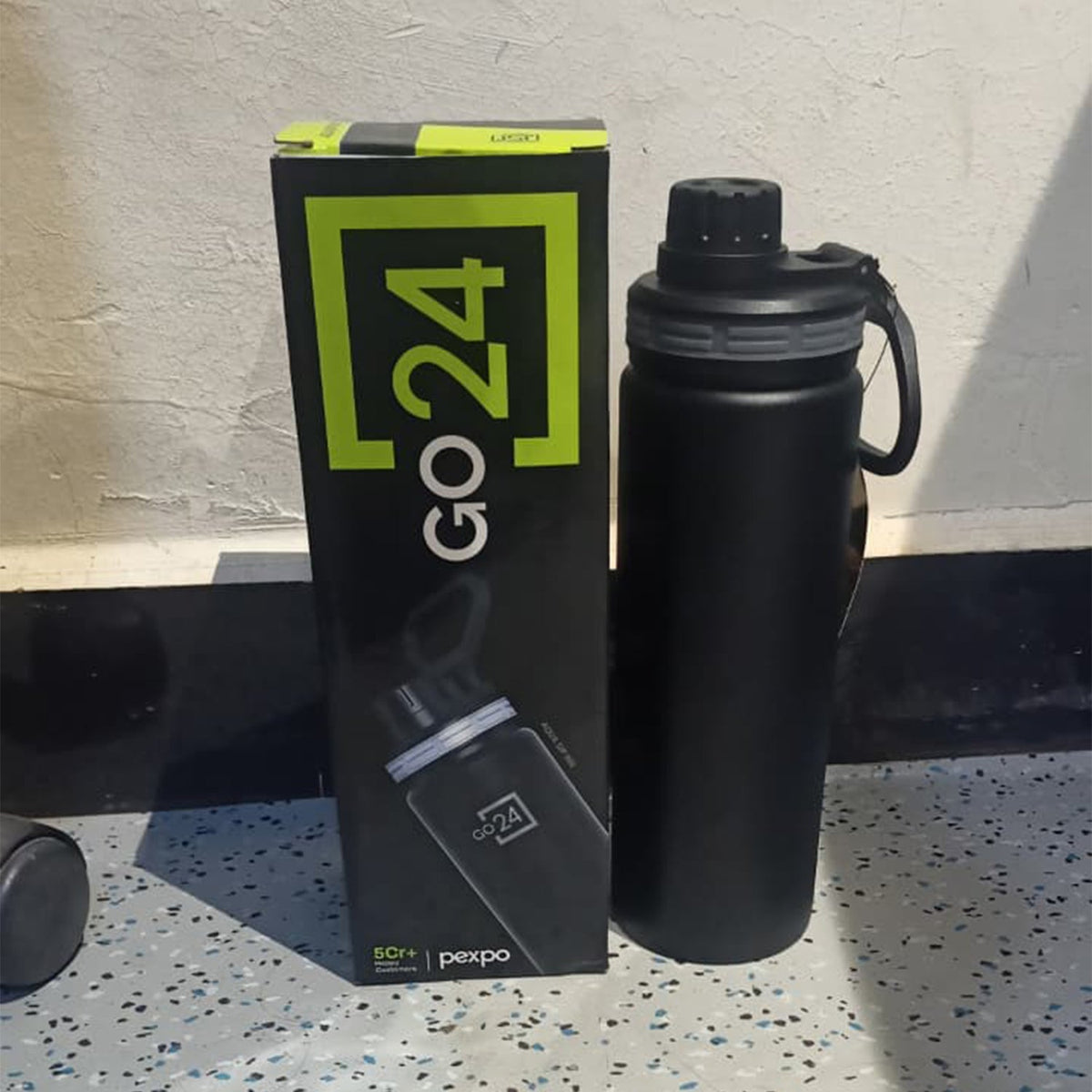 Wukusy stainless steel water bottle with carry handle, 900ml capacity, suitable for gym and travel, showing the sleek design and spout.