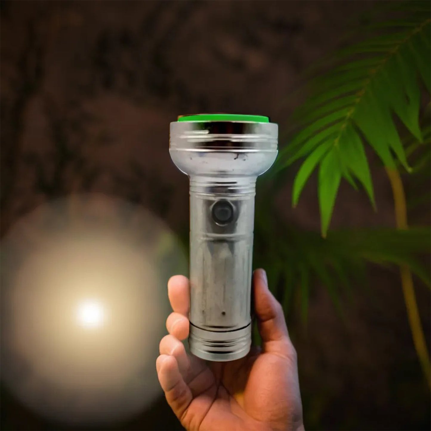 Wukusy 8553 nostalgic portable iron flashlight for outdoor use, vintage-style old-fashioned metal flashlight for home improvement.