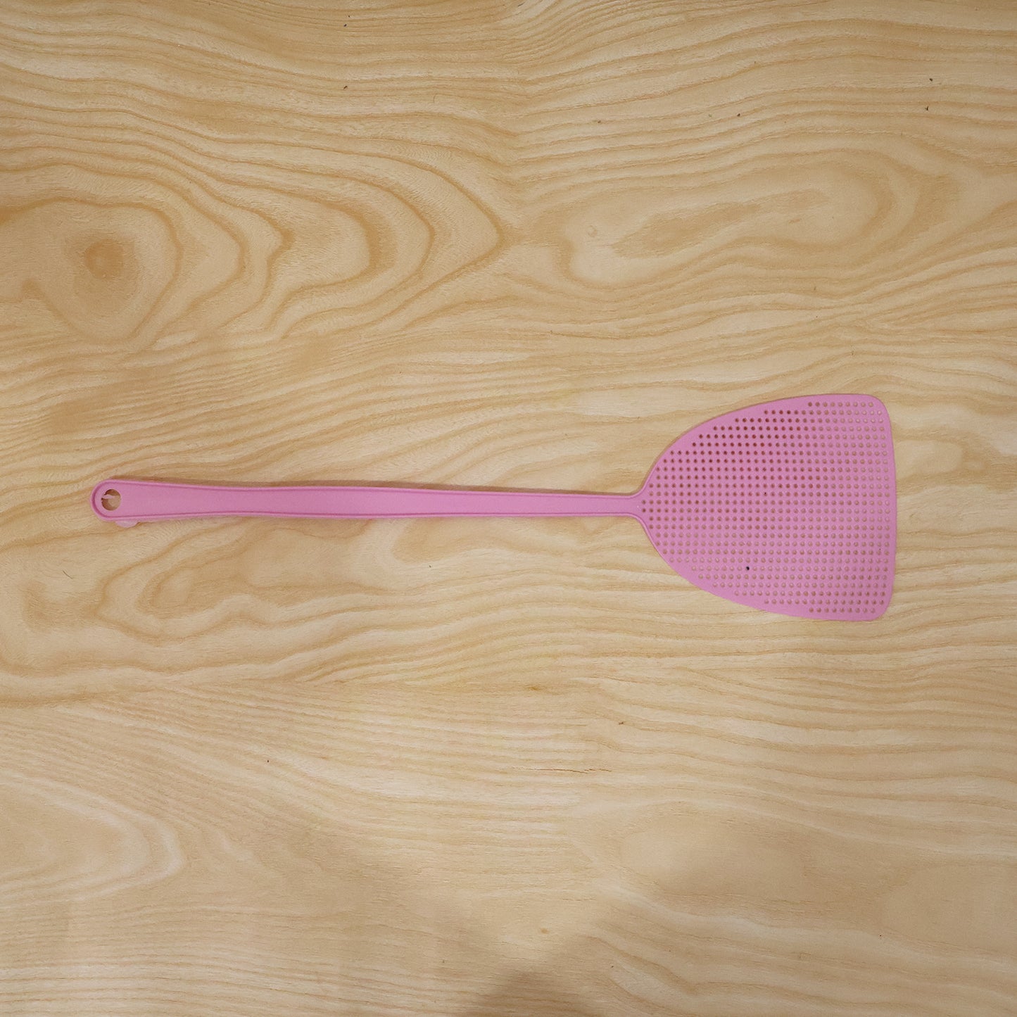 Wukusy premium manual swat pest control fly swatter with 39 cm handle and durable mesh for effective insect swatting.