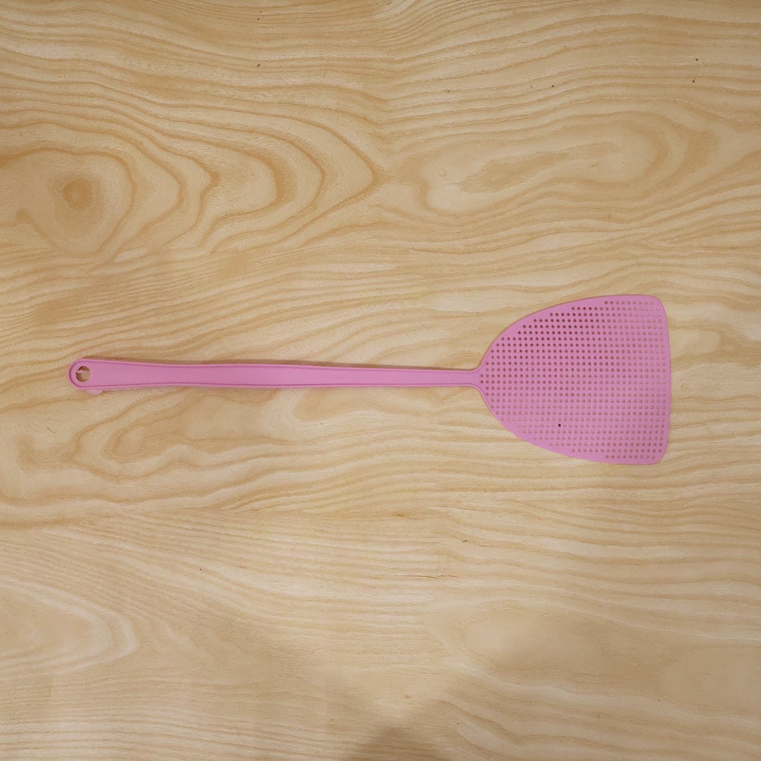Wukusy premium manual swat pest control fly swatter with 39 cm handle and durable mesh for effective insect swatting.