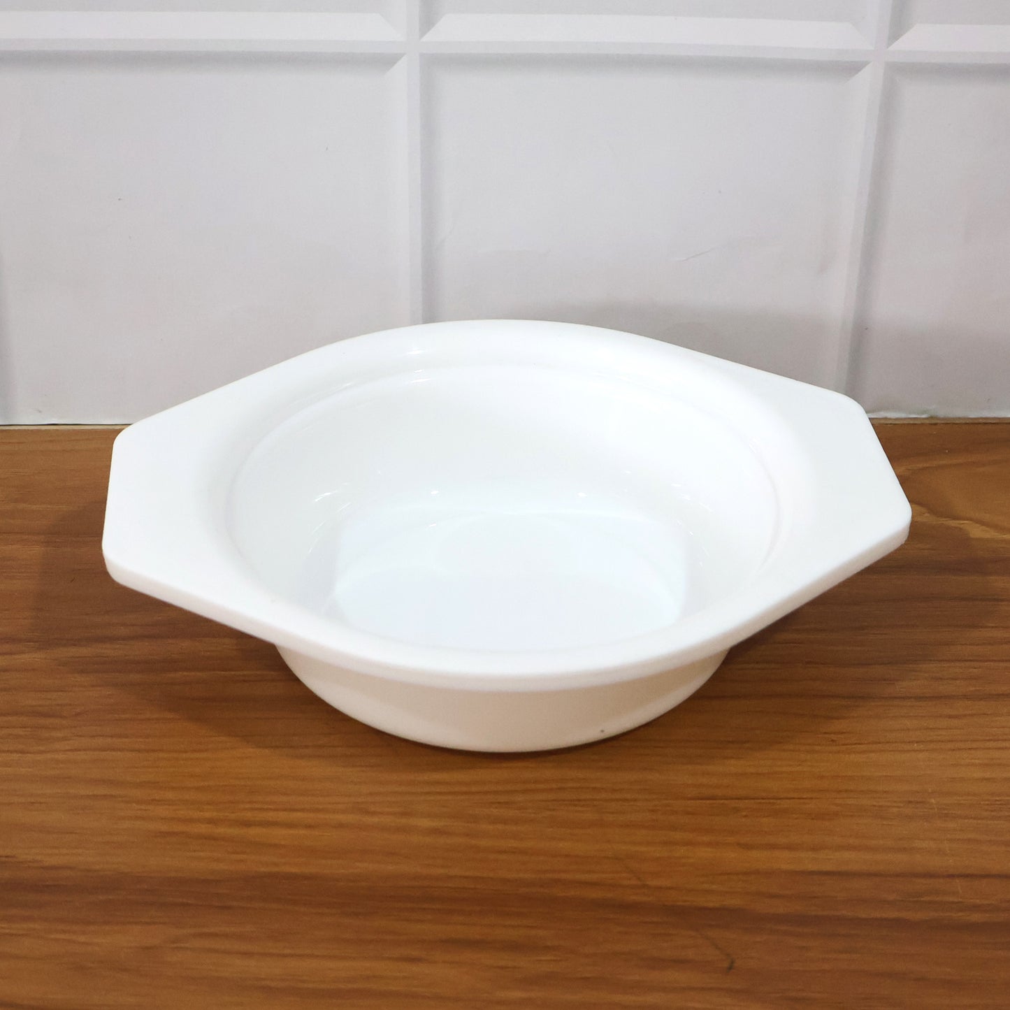 Wukusy premium plastic mixing bowl with easy-grip side tabs, ideal for home kitchen use, shown with a clear view of the bowl's design.