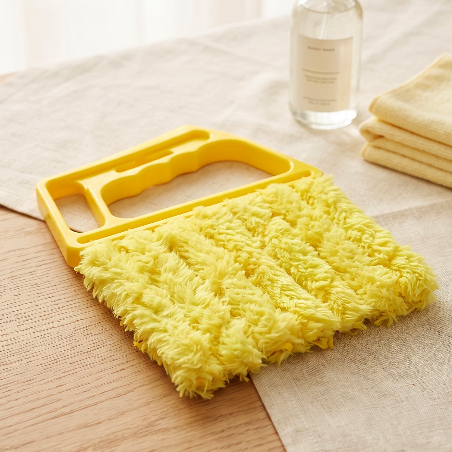 Wukusy microfiber blind cleaner duster brush for window blinds and AC vents, showing soft microfiber bristles and ergonomic handle.