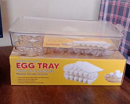 Wukusy plastic 18-cavity egg storage box with lid and handles, rectangular egg tray for refrigerator storage.