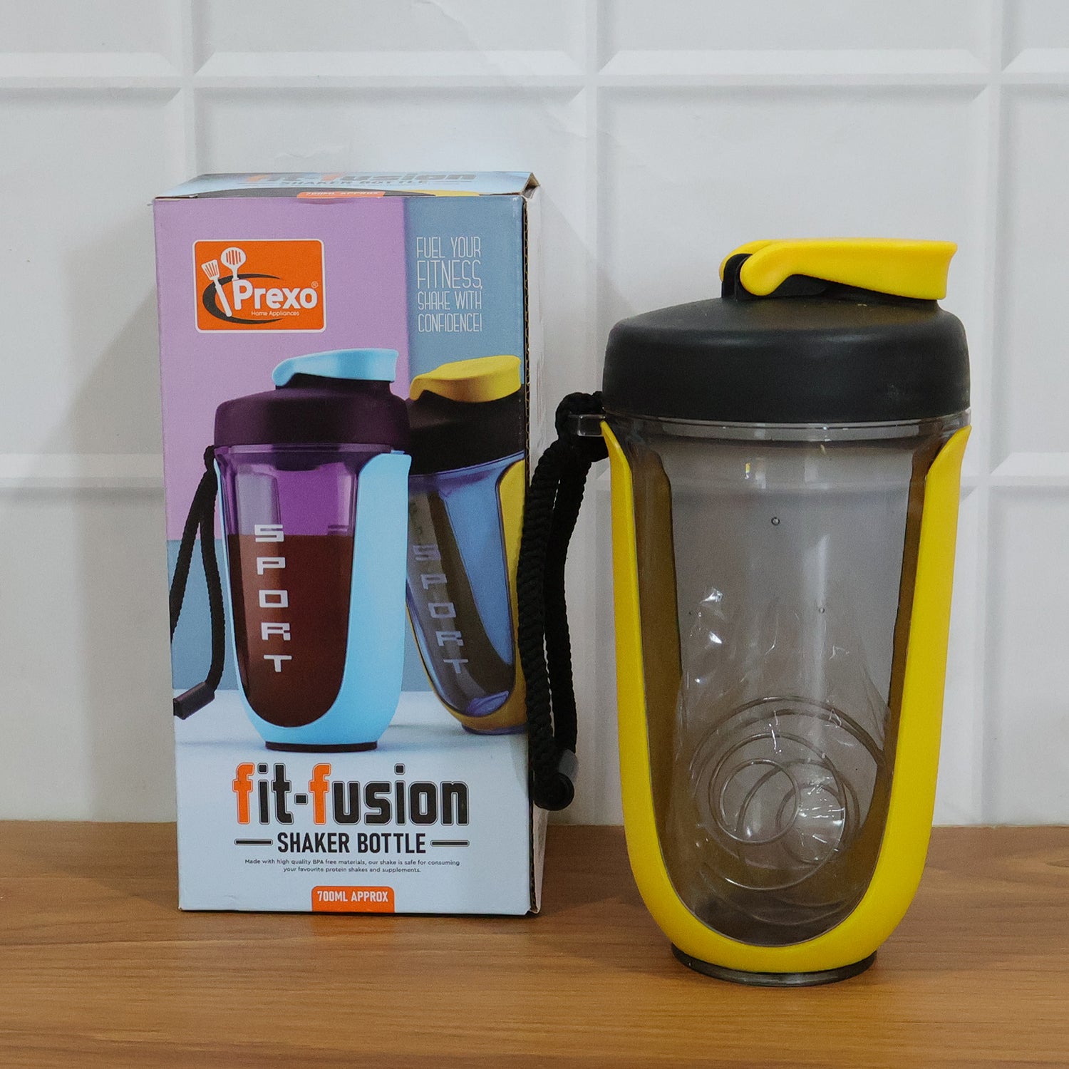 Wukusy Prexo Fit-Fusion Shaker Bottle, 700ml, with mixing lid and measurement markings, designed for protein shakes and beverages.