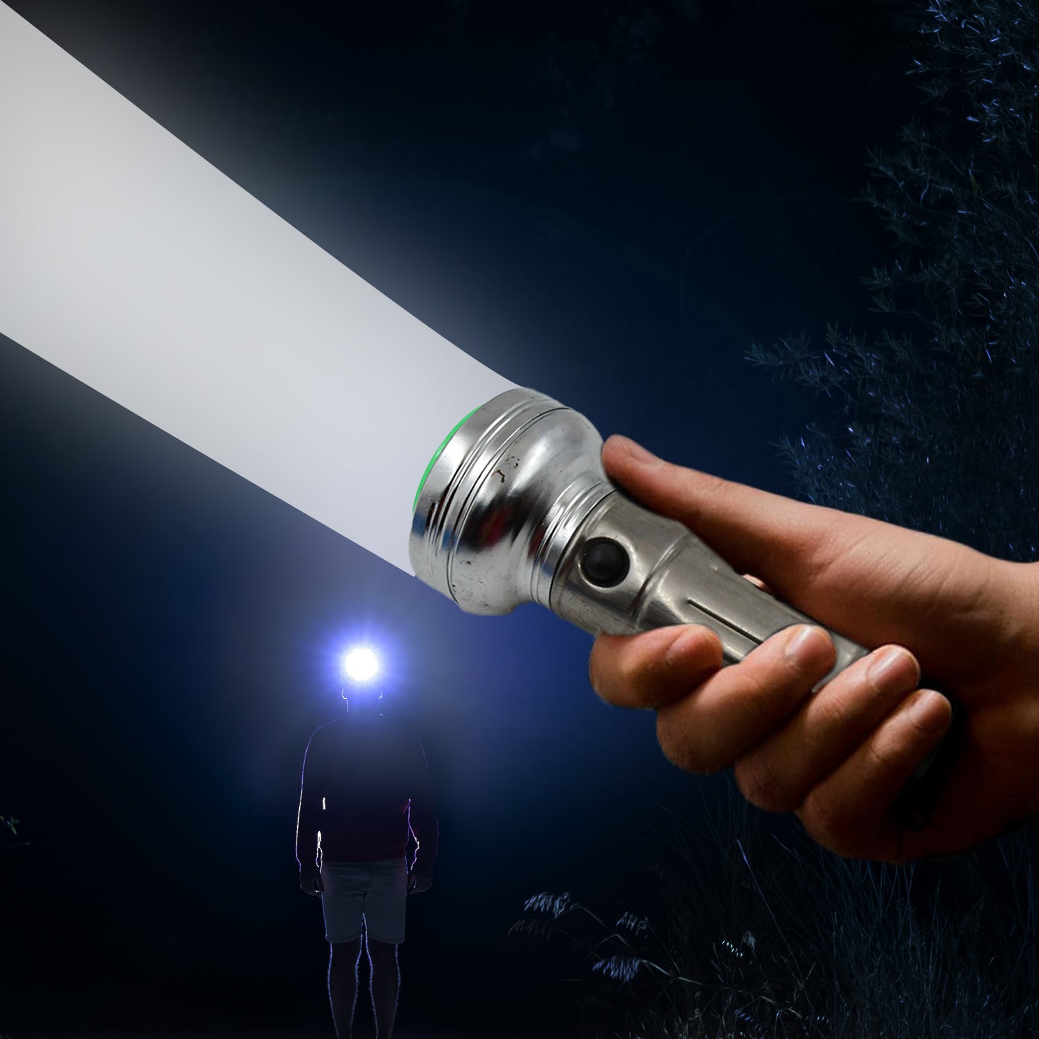 Wukusy 8553 nostalgic outdoor flashlight with simple iron design, portable and old-fashioned for home improvement and outdoor use.