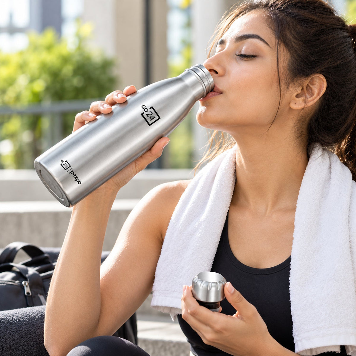 Wukusy stainless steel water bottle with screw cap, 1000ml, designed for office and travel, showing a sleek, durable metallic finish.