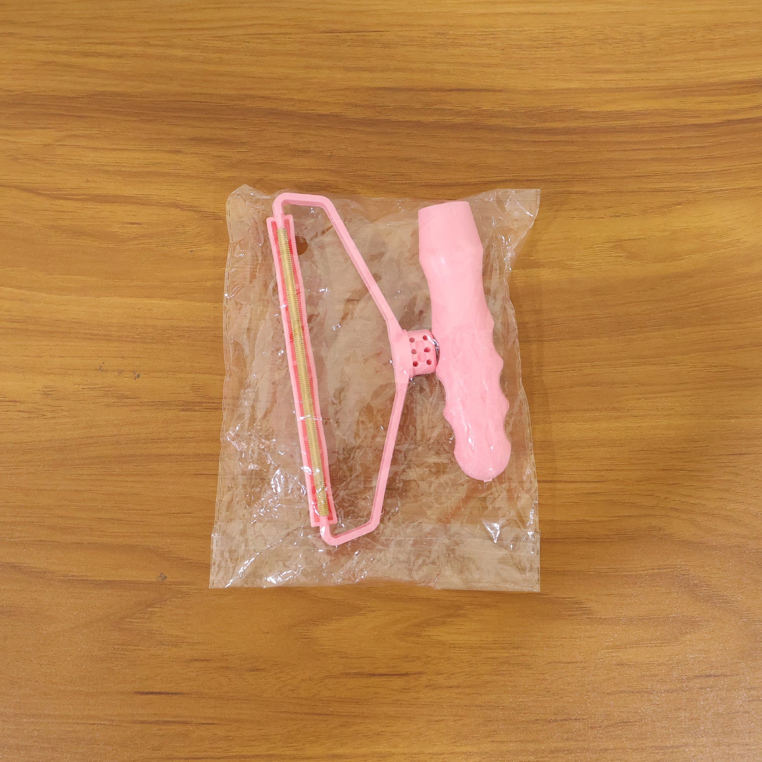 Wukusy reusable lint remover fabric hair roller with handle, designed for effective lint and hair removal from clothing.