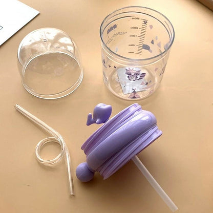 Wukusy baby drinking cup with straw, lid, whale spray fountain, spill-proof design, suitable for toddlers and children.