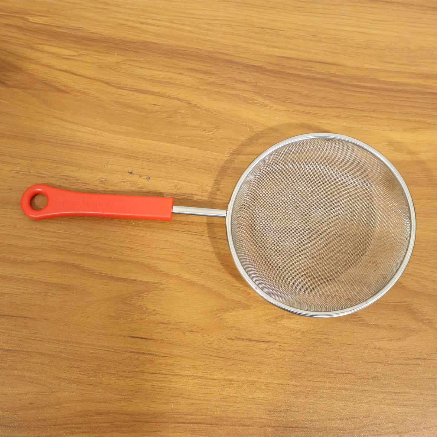 Wukusy B-grade large fine mesh kitchen strainer with strong handle grip, suitable for draining liquids and rinsing food.