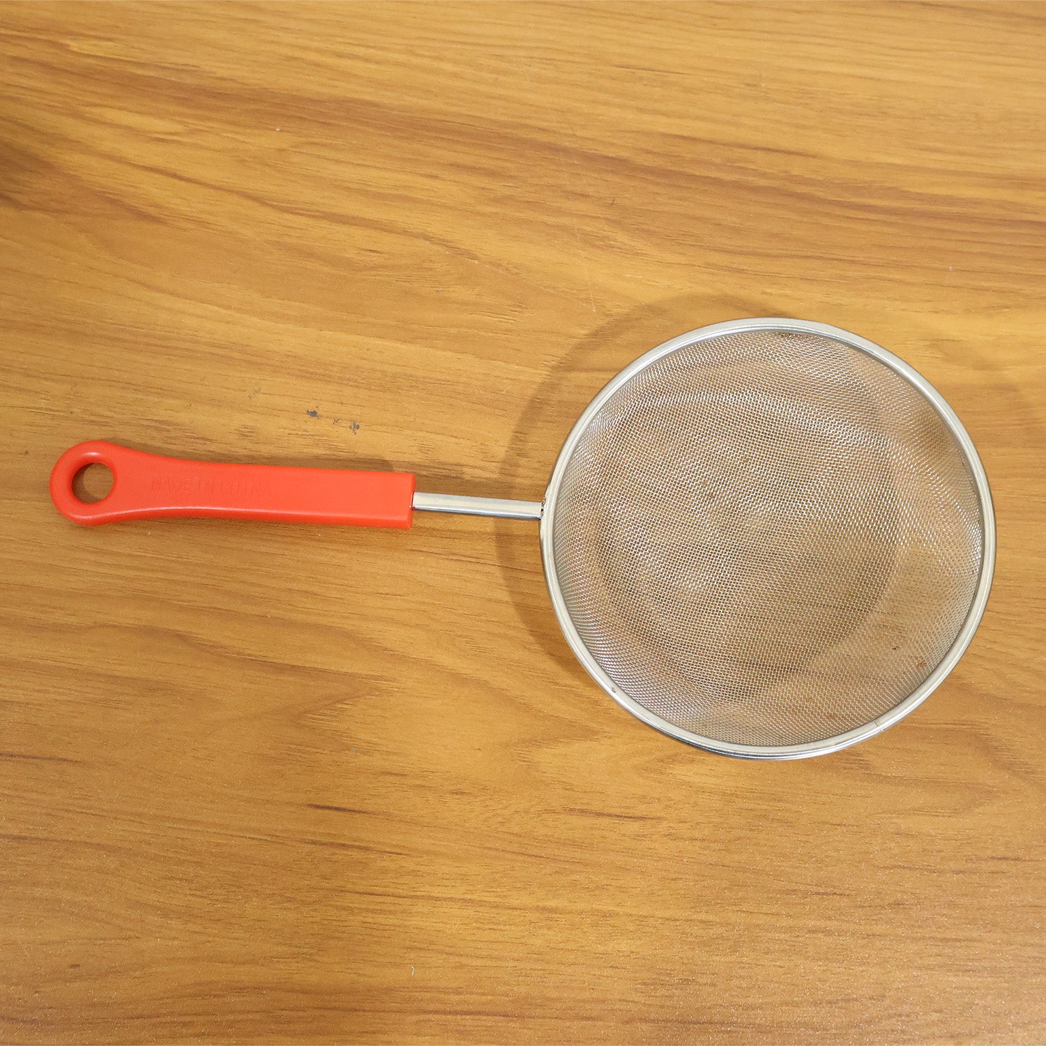 Wukusy B-grade large fine mesh kitchen strainer with strong handle grip, suitable for draining liquids and rinsing food.