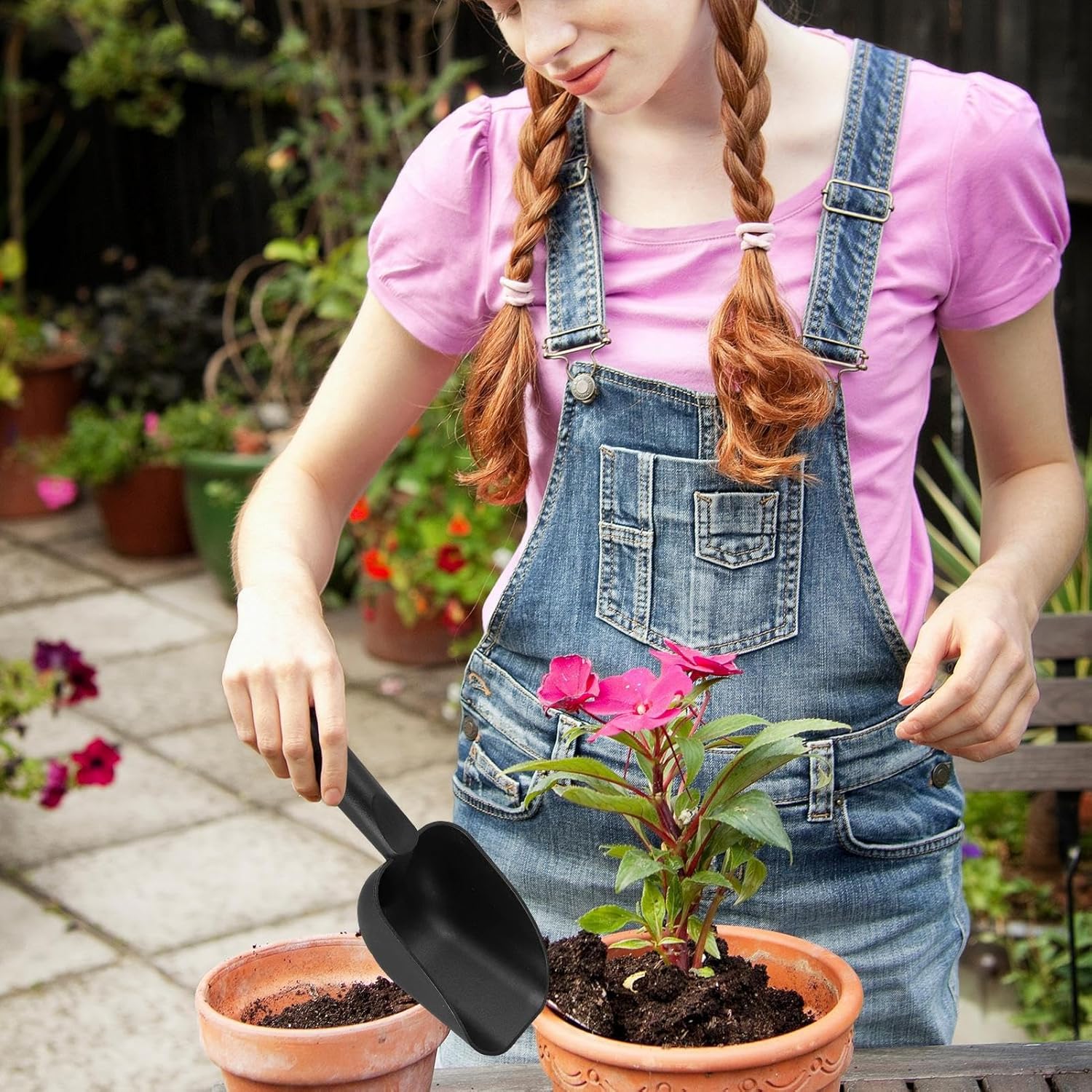 Wukusy heavy-duty plastic garden hand trowel for planting and digging in the yard, with a durable ergonomic handle.