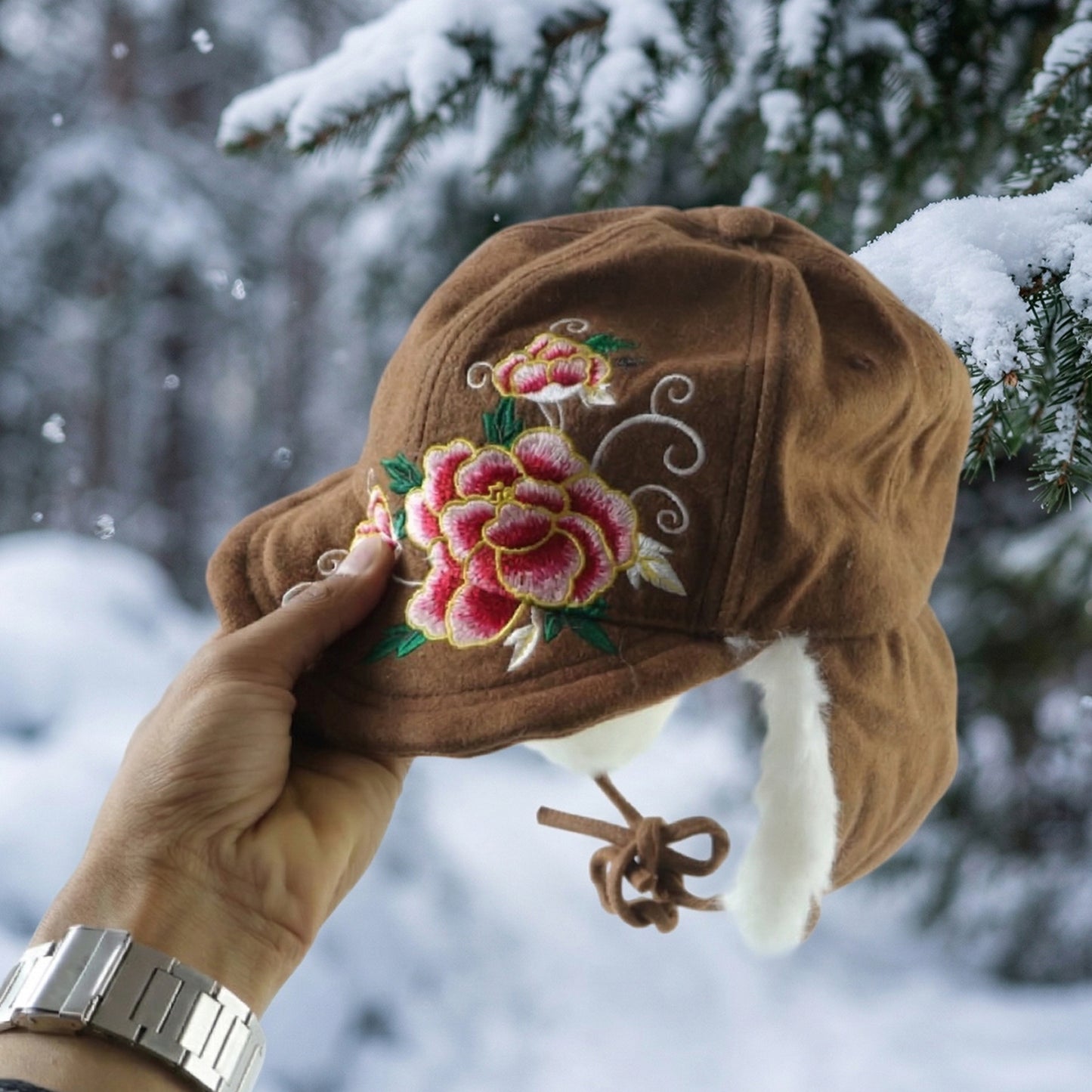 Wukusy premium winter ear flap cap for women, featuring soft fabric and ear protection in a stylish design.