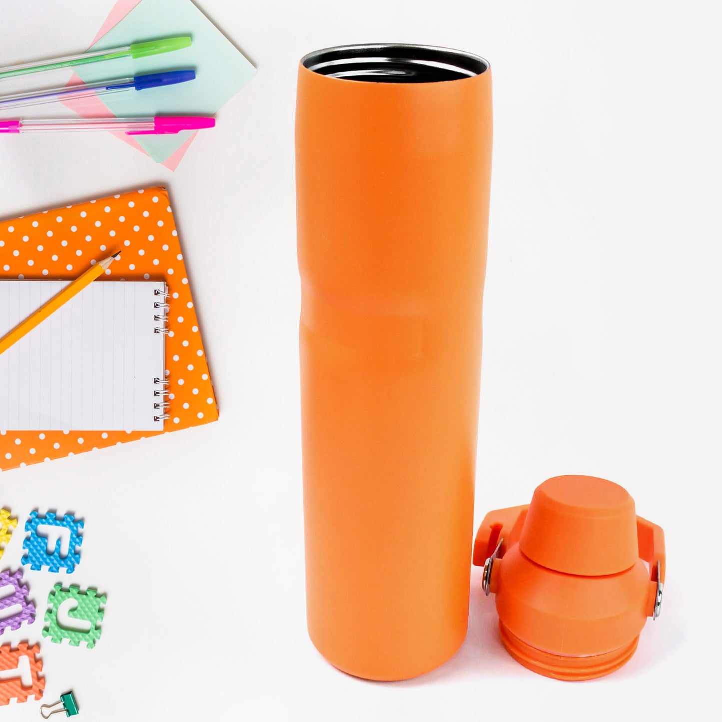 Wukusy insulated stainless steel water bottle with a sleek design and screw-on lid, ideal for keeping drinks hot or cold.